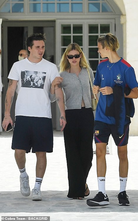 gia dinh david beckham vui ve di du lich cung con dau tuong lai o italy hinh 8