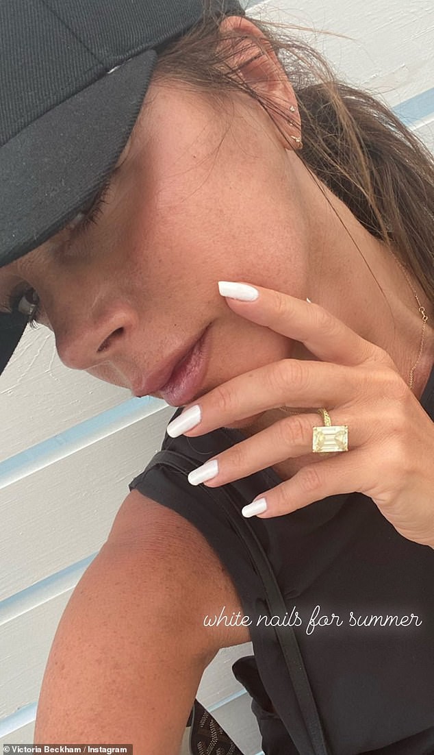victoria beckham khoe nhan kim cuong dat tien  hinh 1