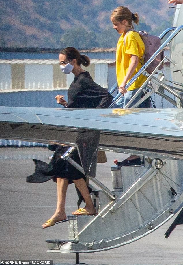 angelina jolie mac do xue xoa, lo dang gay go buoc ra tu may bay rieng hinh 1