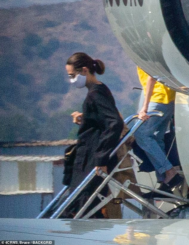 angelina jolie mac do xue xoa, lo dang gay go buoc ra tu may bay rieng hinh 2