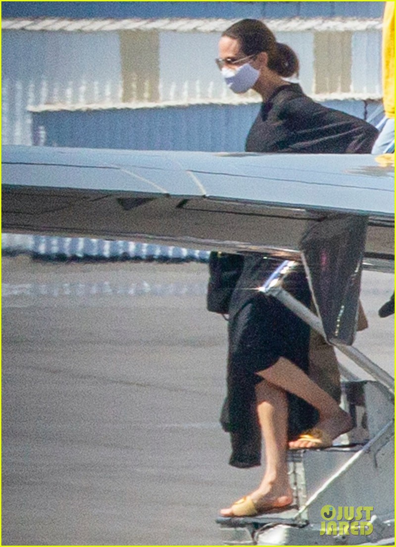 angelina jolie mac do xue xoa, lo dang gay go buoc ra tu may bay rieng hinh 4