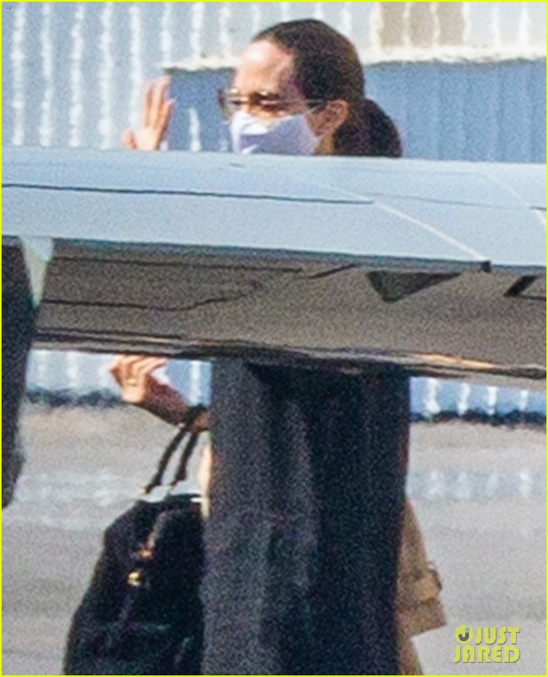 angelina jolie mac do xue xoa, lo dang gay go buoc ra tu may bay rieng hinh 5