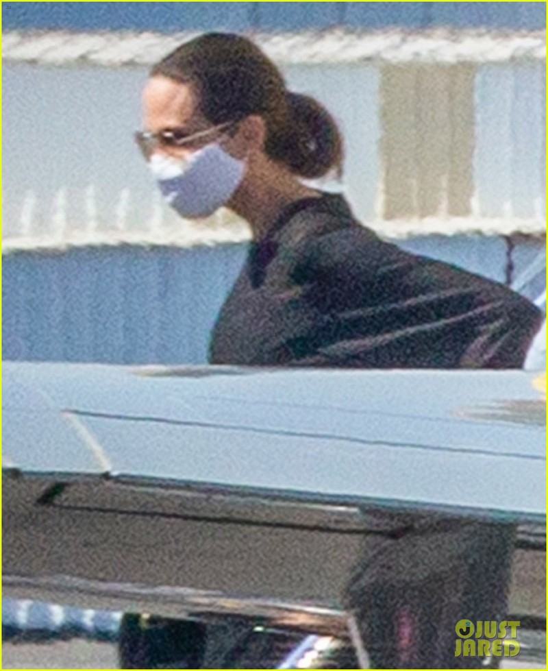 angelina jolie mac do xue xoa, lo dang gay go buoc ra tu may bay rieng hinh 6