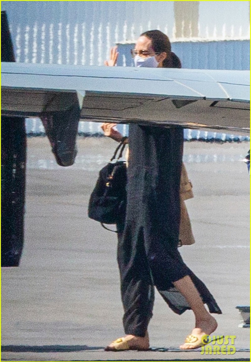 angelina jolie mac do xue xoa, lo dang gay go buoc ra tu may bay rieng hinh 7