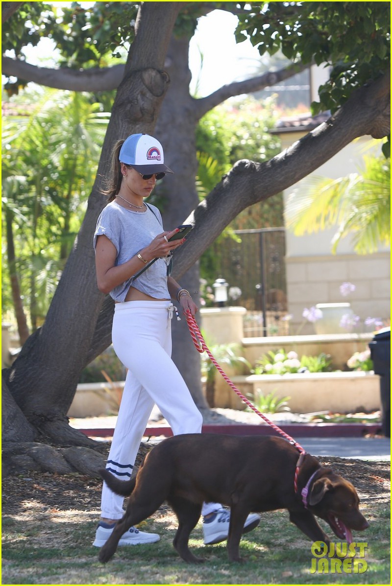 alessandra ambrosio mac ao tam goi cam choi bong chuyen tren bai bien hinh 8