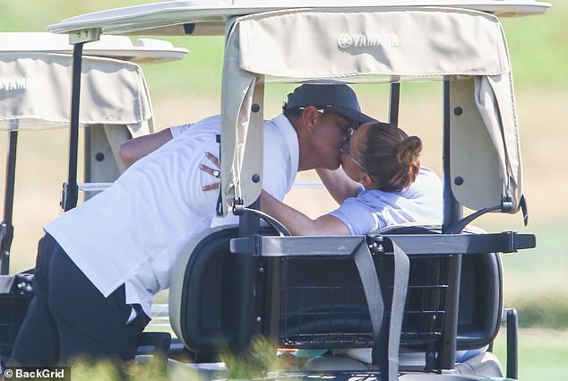 jennifer lopez va ban trai hon nhau ngot ngao khi di choi golf hinh 1