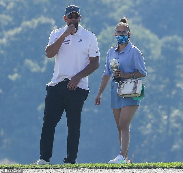 jennifer lopez va ban trai hon nhau ngot ngao khi di choi golf hinh 2