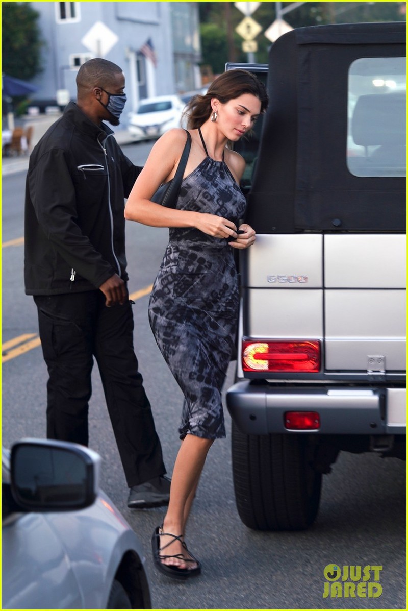 kendall jenner mac tank-top goi cam khoe dang dep eo thon ra pho hinh 6