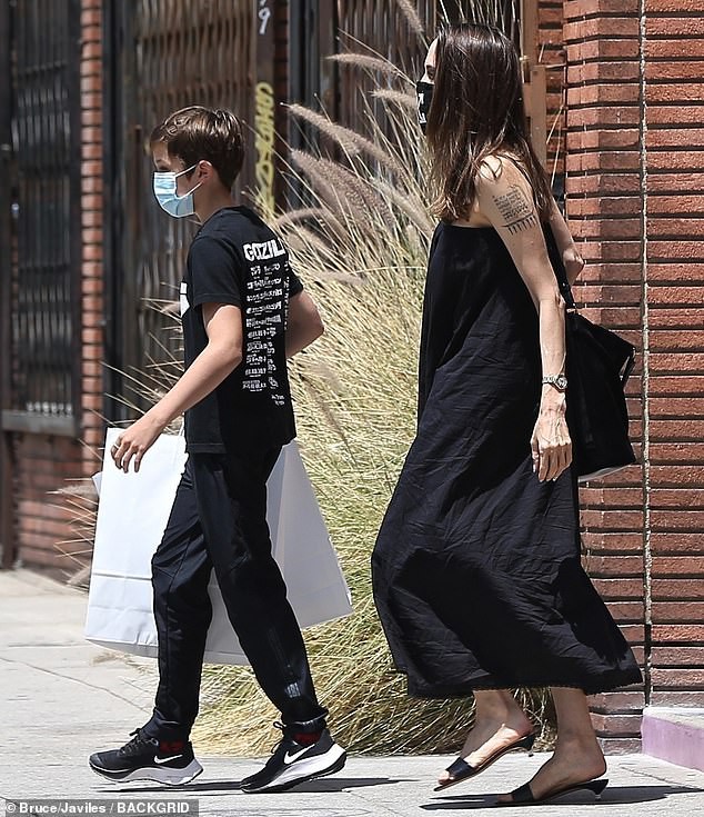 angelina jolie deo khau trang, lo doi mat tham quang khi di mua sam hinh 3