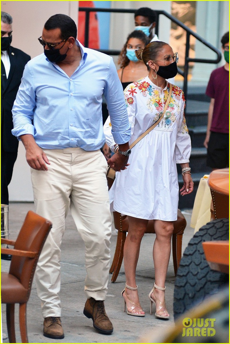 jennifer lopez dien dam suong dieu da, tinh tu nam tay ban trai di an toi hinh 1