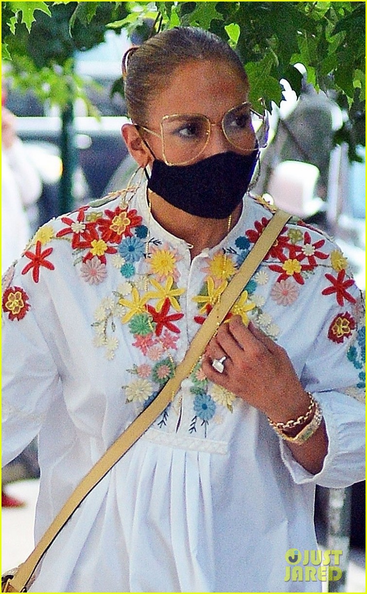 jennifer lopez dien dam suong dieu da, tinh tu nam tay ban trai di an toi hinh 2