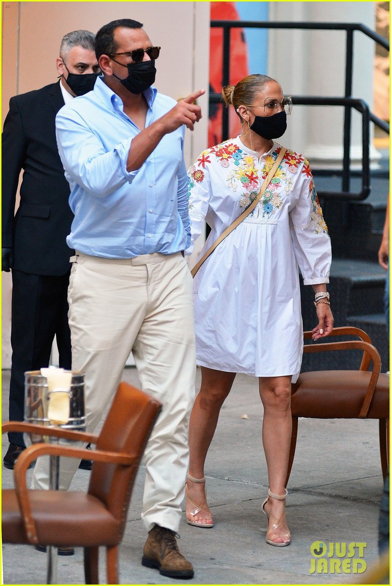jennifer lopez dien dam suong dieu da, tinh tu nam tay ban trai di an toi hinh 3