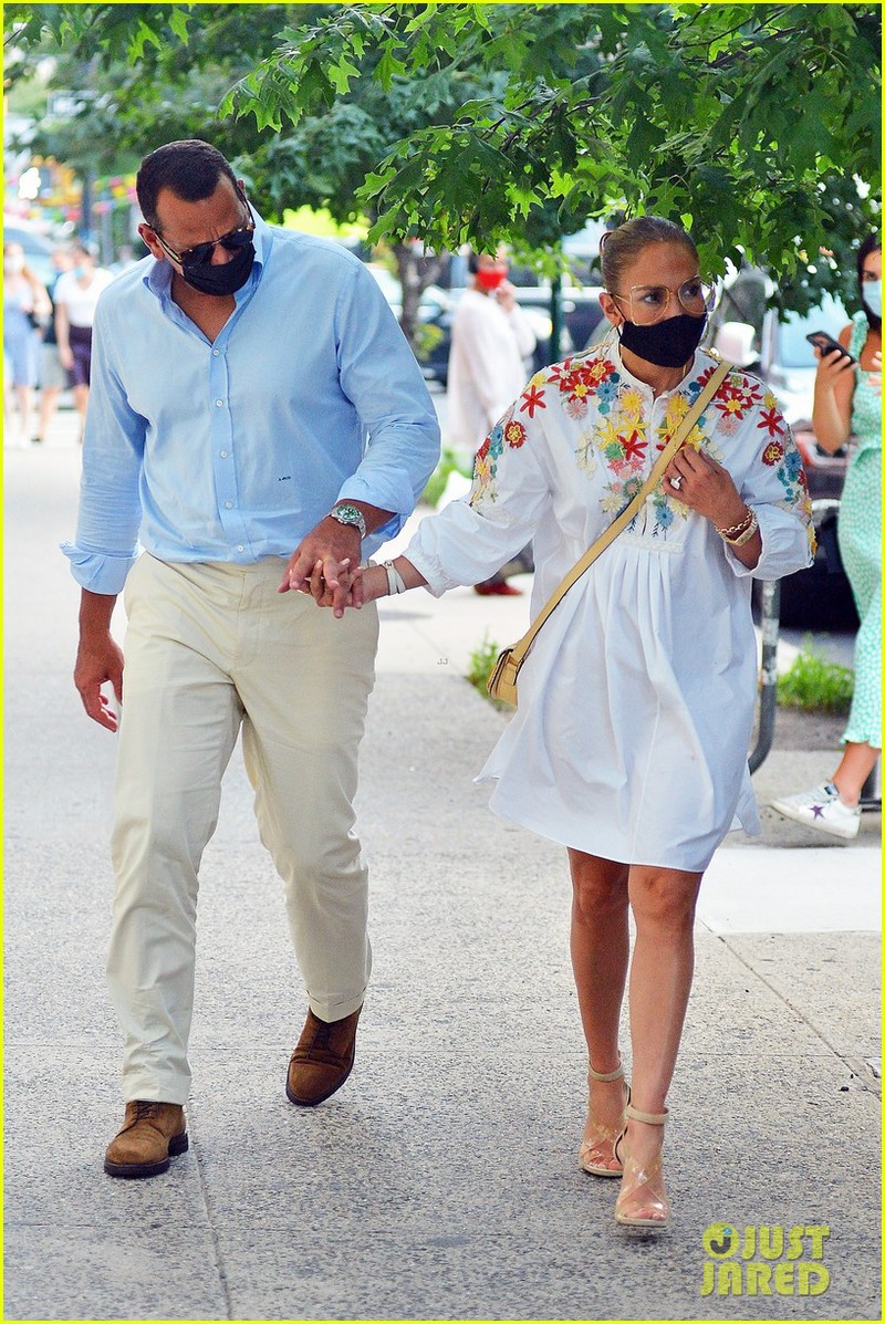 jennifer lopez dien dam suong dieu da, tinh tu nam tay ban trai di an toi hinh 4