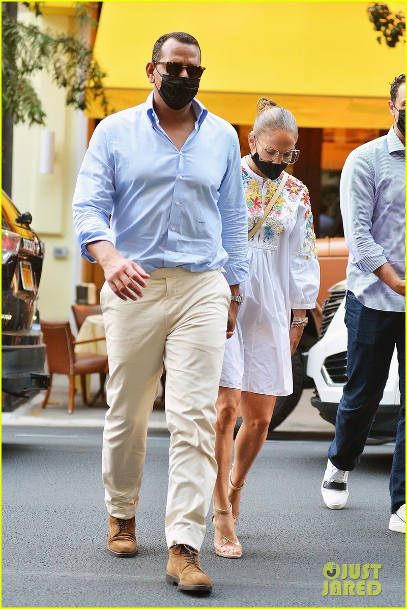 jennifer lopez dien dam suong dieu da, tinh tu nam tay ban trai di an toi hinh 5