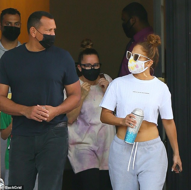 jennifer lopez mac croptop khoe khoan di an trua cung hon phu kem tuoi hinh 2