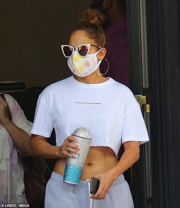 jennifer lopez mac croptop khoe khoan di an trua cung hon phu kem tuoi hinh 3