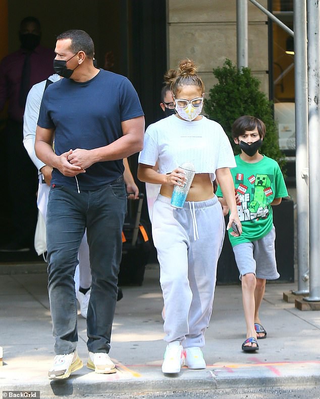 jennifer lopez mac croptop khoe khoan di an trua cung hon phu kem tuoi hinh 6