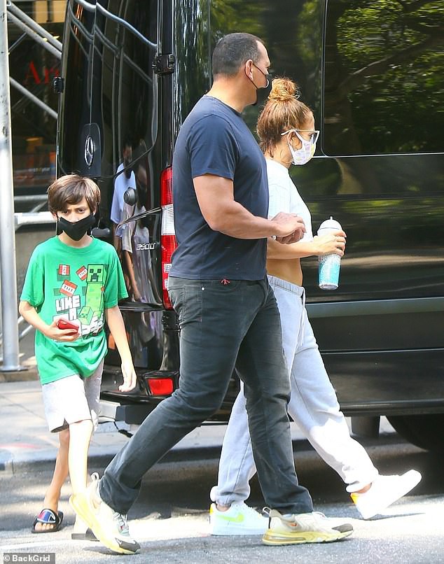 jennifer lopez mac croptop khoe khoan di an trua cung hon phu kem tuoi hinh 7