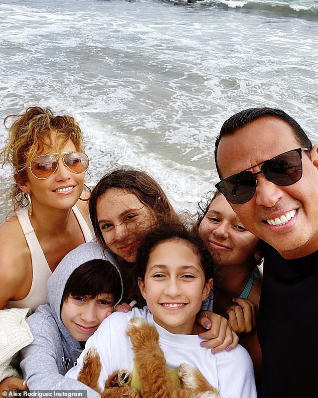 jennifer lopez mac croptop khoe khoan di an trua cung hon phu kem tuoi hinh 8