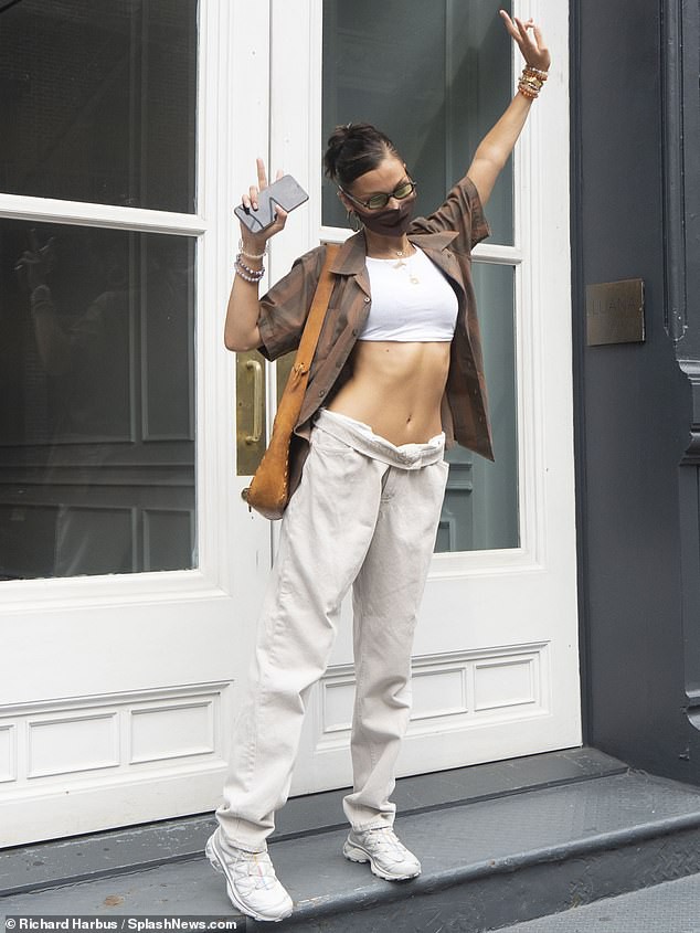 "chan dai" bella hadid buong ao ho hung di mua sam cung ban be hinh 2