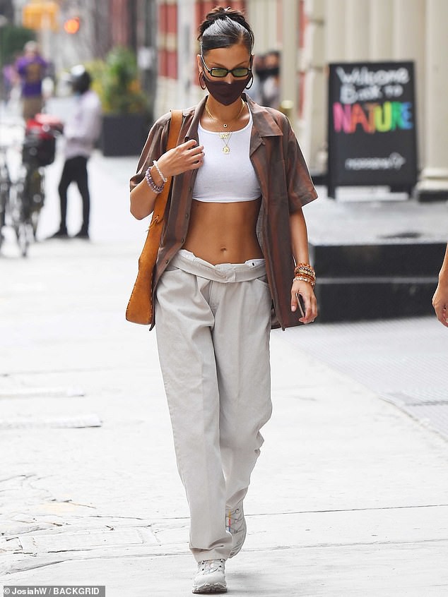 "chan dai" bella hadid buong ao ho hung di mua sam cung ban be hinh 4