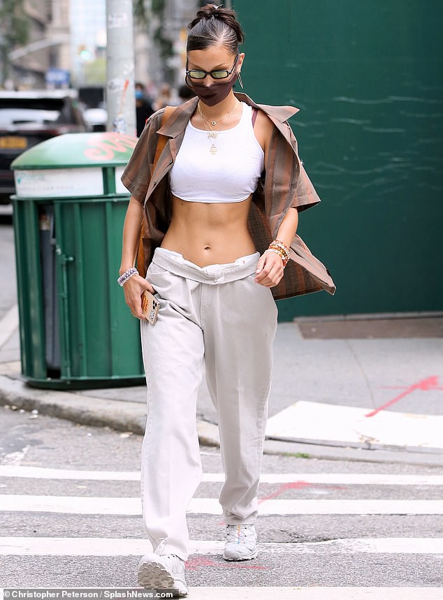 "chan dai" bella hadid buong ao ho hung di mua sam cung ban be hinh 5