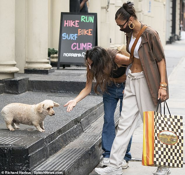 "chan dai" bella hadid buong ao ho hung di mua sam cung ban be hinh 8