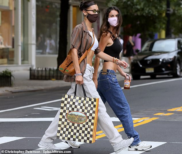 "chan dai" bella hadid buong ao ho hung di mua sam cung ban be hinh 9