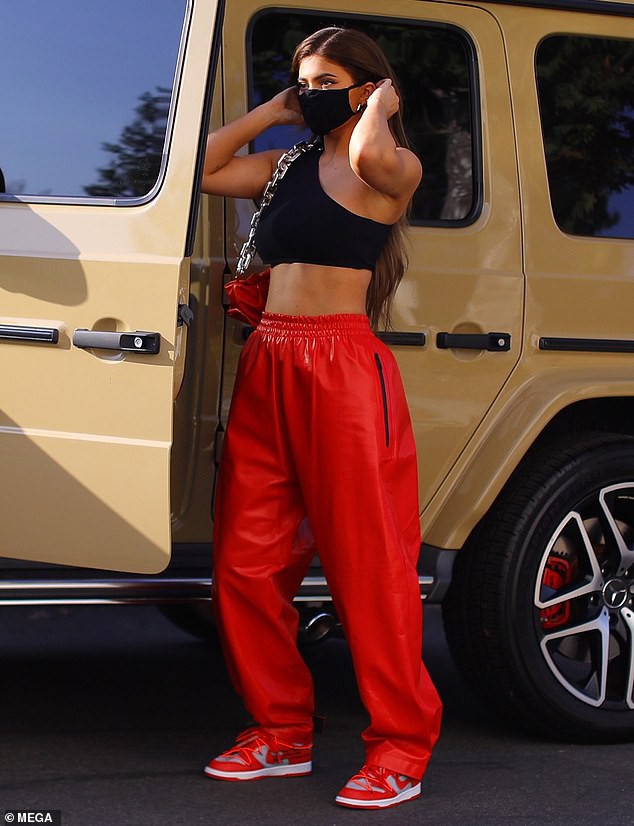kylie jenner deo tui hieu, dien croptop khoe eo thon dang dep ra pho hinh 3