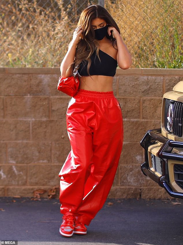 kylie jenner deo tui hieu, dien croptop khoe eo thon dang dep ra pho hinh 4