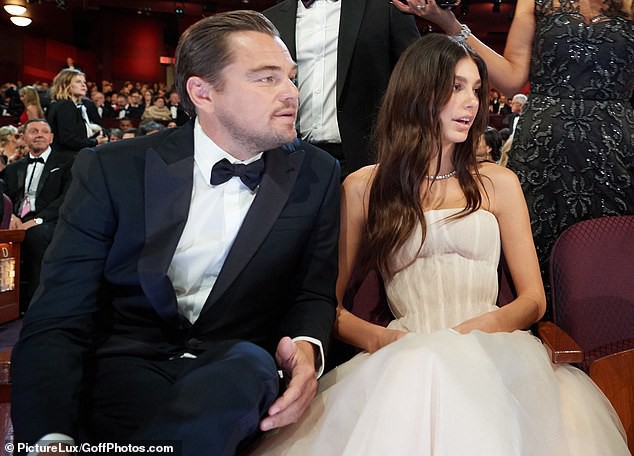 ban gai xinh dep cua leonardo dicaprio goi cam xuong pho hinh 4