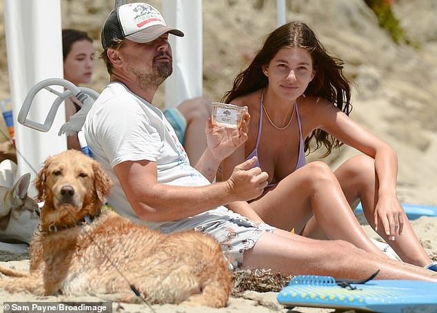ban gai xinh dep cua leonardo dicaprio goi cam xuong pho hinh 8