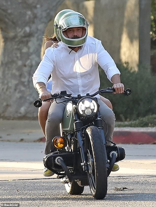 ben affleck va ban gai xinh dep doi mu bao hiem doi dao pho tren xe mo to moi hinh 1