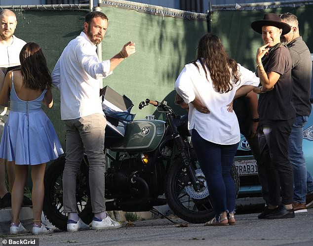 ben affleck va ban gai xinh dep doi mu bao hiem doi dao pho tren xe mo to moi hinh 4