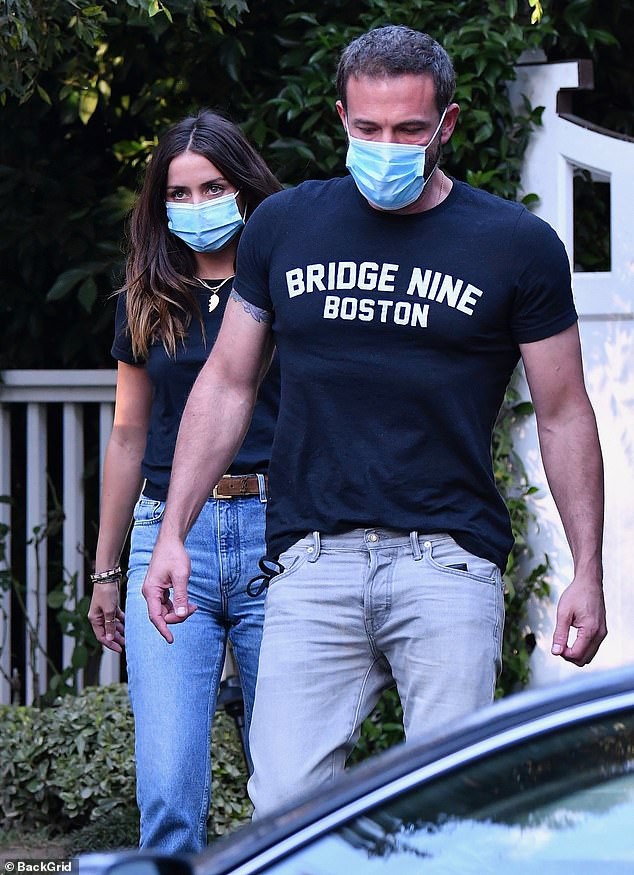 ben affleck va ban gai xinh dep doi mu bao hiem doi dao pho tren xe mo to moi hinh 7