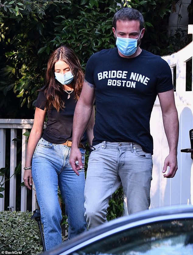 ben affleck va ban gai xinh dep doi mu bao hiem doi dao pho tren xe mo to moi hinh 8