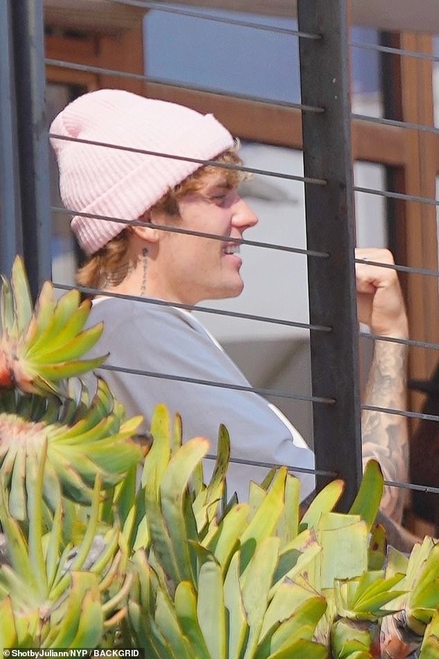 justin bieber cuoi noi vui ve cung vo xinh dep khi di an trua tai nha hang hinh 3
