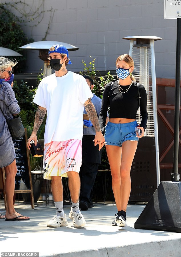 justin bieber ngot ngao nam tay ba xa di an trua o los angeles hinh 1
