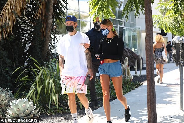 justin bieber ngot ngao nam tay ba xa di an trua o los angeles hinh 2