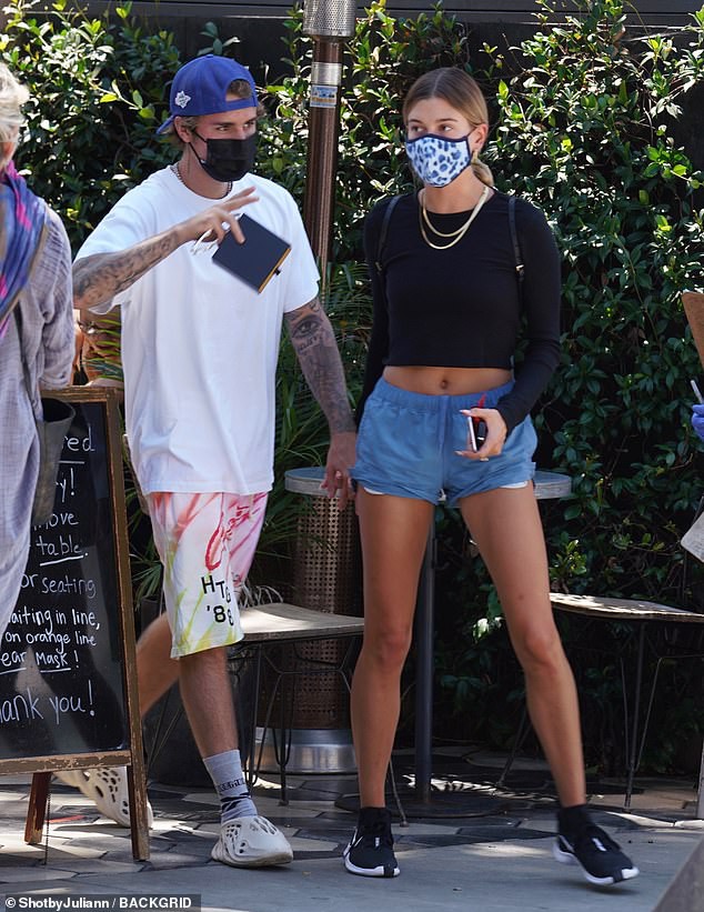 justin bieber ngot ngao nam tay ba xa di an trua o los angeles hinh 4