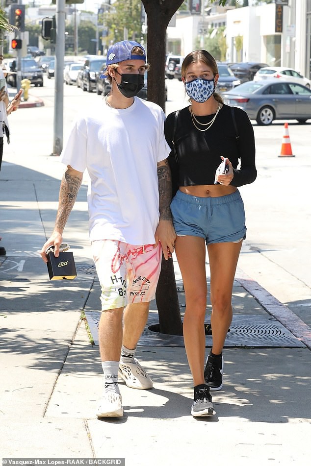 justin bieber ngot ngao nam tay ba xa di an trua o los angeles hinh 5