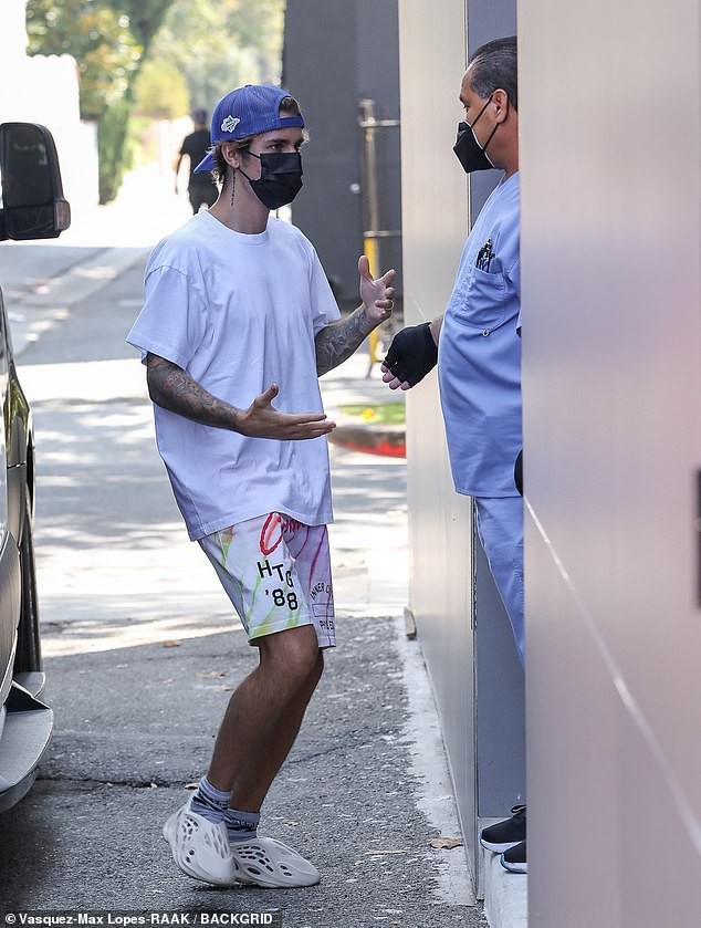 justin bieber ngot ngao nam tay ba xa di an trua o los angeles hinh 7