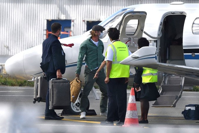 brad pitt den phap cung ban gai tin don bang may bay rieng hinh 7