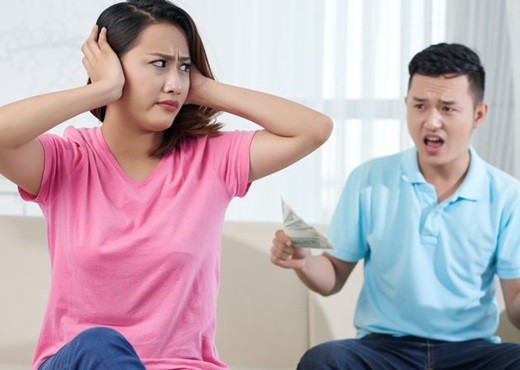 met moi chong chap nhat vo tung cau noi, roi mang ra chi chiet hinh 1