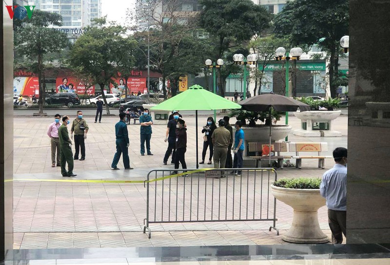 nu phong vien mac covid-19, vietnam news tam dung xuat ban bao giay  hinh 1