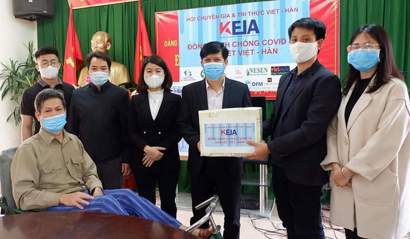 tri thuc viet o han tang hang ngan khau trang cho bac sy va thuong binh hinh 1