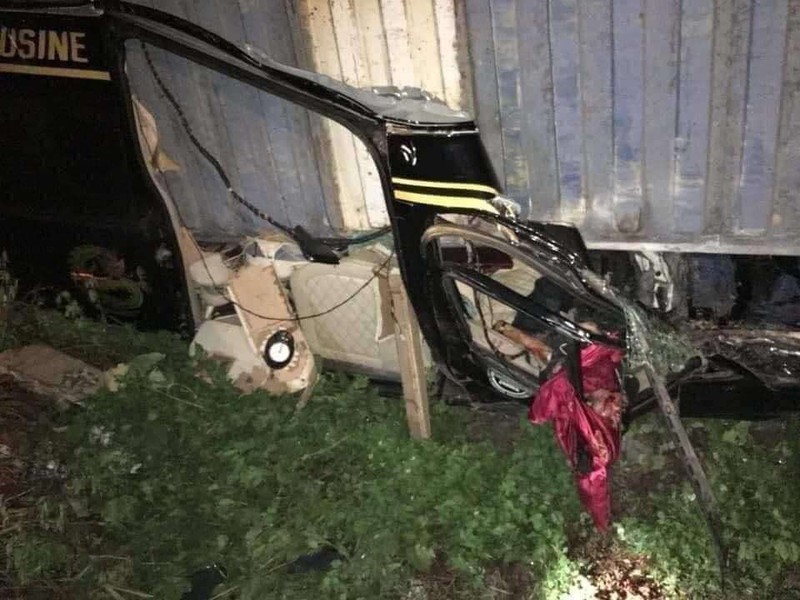 hien truong vu container de xe limousine, nu giam doc va 2 nguoi tu nan hinh 3