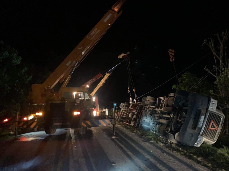 hien truong vu container de xe limousine, nu giam doc va 2 nguoi tu nan hinh 1
