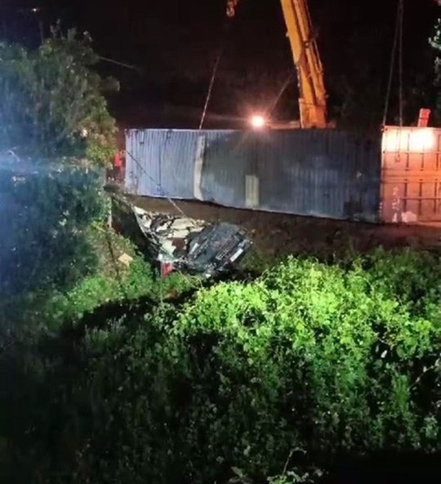 hien truong vu container de xe limousine, nu giam doc va 2 nguoi tu nan hinh 7