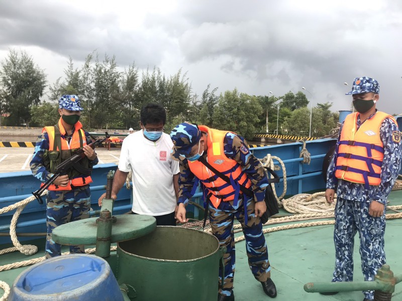 ca mau: phat hien tau nuoc ngoai sang man dau trai phep hinh 1